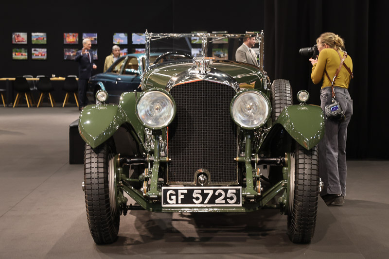 Der Bentley bei Hüni wird fotografiert- Rétromobile 2026 (© Bruno von Rotz)
